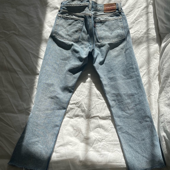 Distressed Levi Jeans - Picture 2 of 2